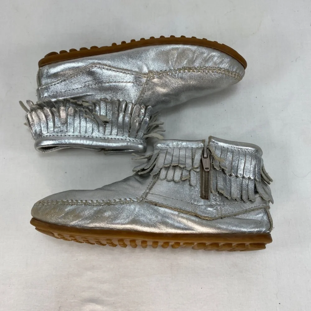 Minnetonka Youth 4 Silver Leather Fringe Zip Moccasins Rubber Sole Outdoor Wear